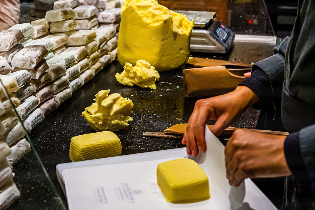 Butterstücke von 125 g werden in Papier verpackt. Beurre Bordier in Saint Malo / © Foto: Georg Berg