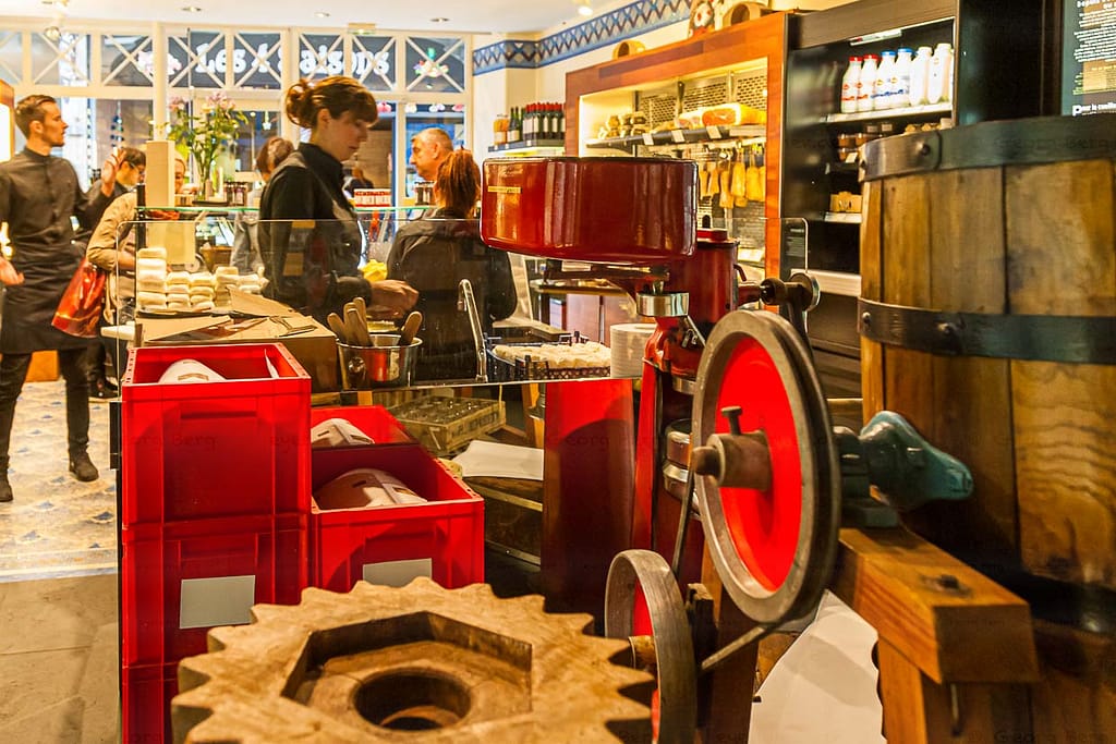 Im Verkaufsraum von Beurre Bordier in Saint Malo.  Werkzeuge für die Herstellung von Faßbutter der Beurre Baratte / © Foto: Georg Berg