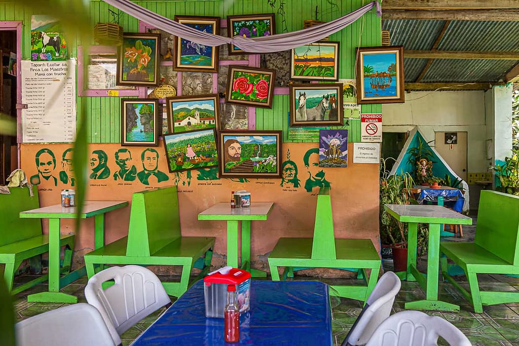 Restaurant in Costa Rica mit naiven Gemälden und Schablonenportraits südamerikanischer Politiker / © Foto: Georg Berg