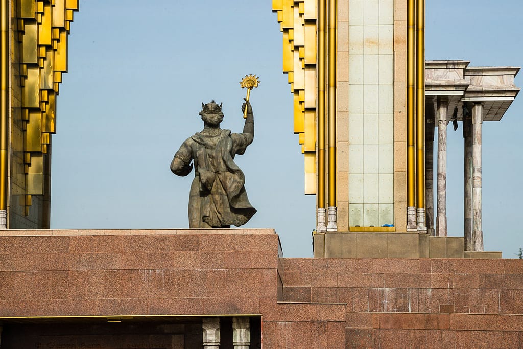 Monumentales Denkmal für Ismail Somoni in der tadschikischen Hauptstadt Duschanbe. Auch der Somoni, die Währung Tadschikistans, ist nach dem Feldherrn benannt / © Foto: Georg Berg