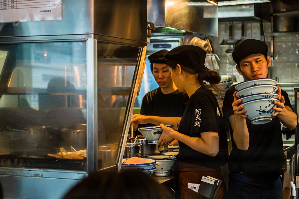 Wenig Platz und viel Betrieb in der Küche des Ramen Restaurants Afuri in Tokyo, Shibuya, Japan / © Foto: Georg Berg