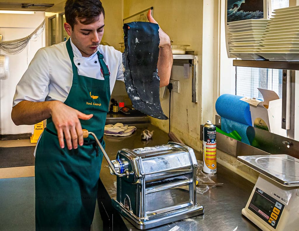 Salvatore Piacente, ebenfalls Absolvent der Kochschule Santa Maria, an der schon José Graziosi sein Handwerk lernte, walzt den Pastateig aus / © Foto: Georg Berg