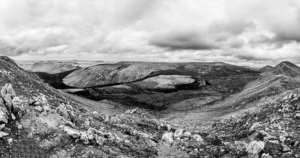 Geldingadalir, el volcán más joven de Islandia, dejó de expulsar gases hace sólo unos meses. La lava es de color negro intenso, pero aún se puede sentir el calor / © Foto: Georg Berg