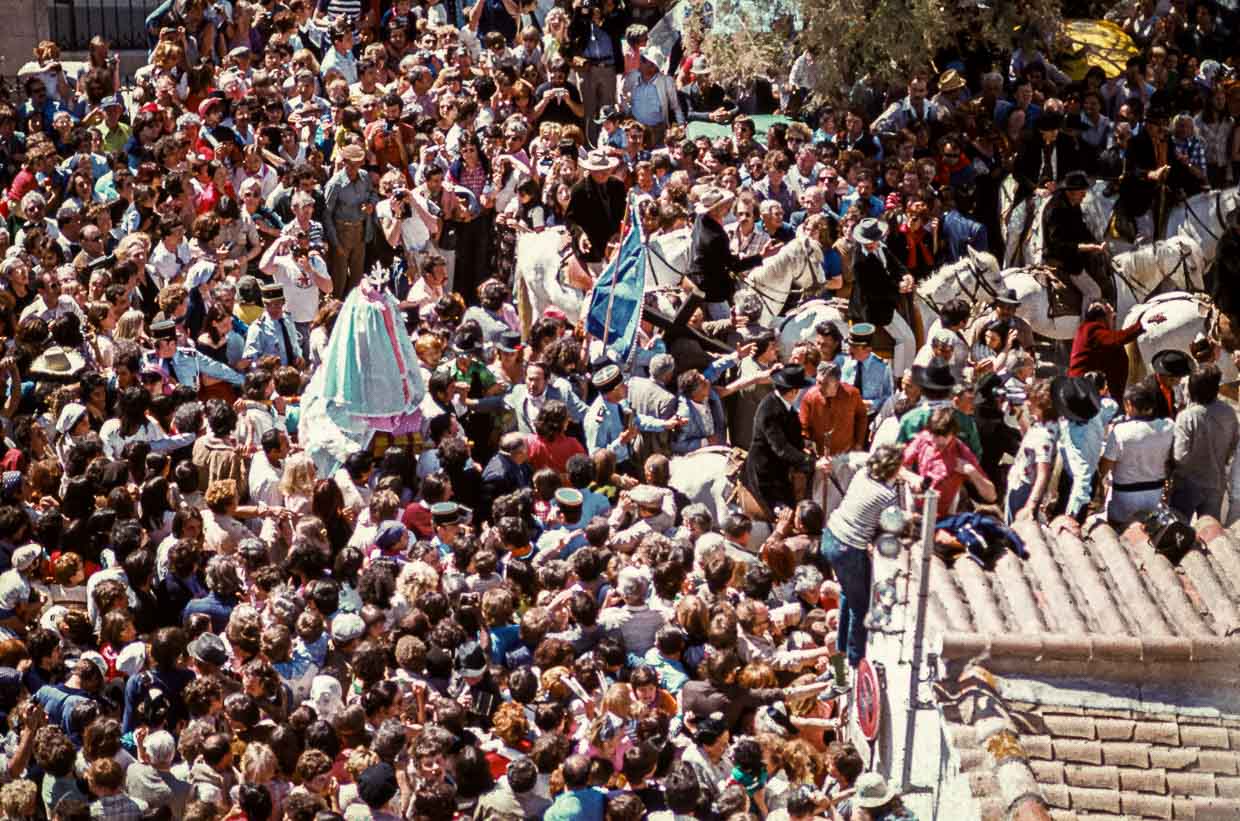 Los gritos "Vive Sainte Sara" resuenan miles de veces durante la procesión por la ciudad hasta la playa de Saintes-Maries-de-la-Mer (Francia) en 1978./ © Fotografía: Georg Berg