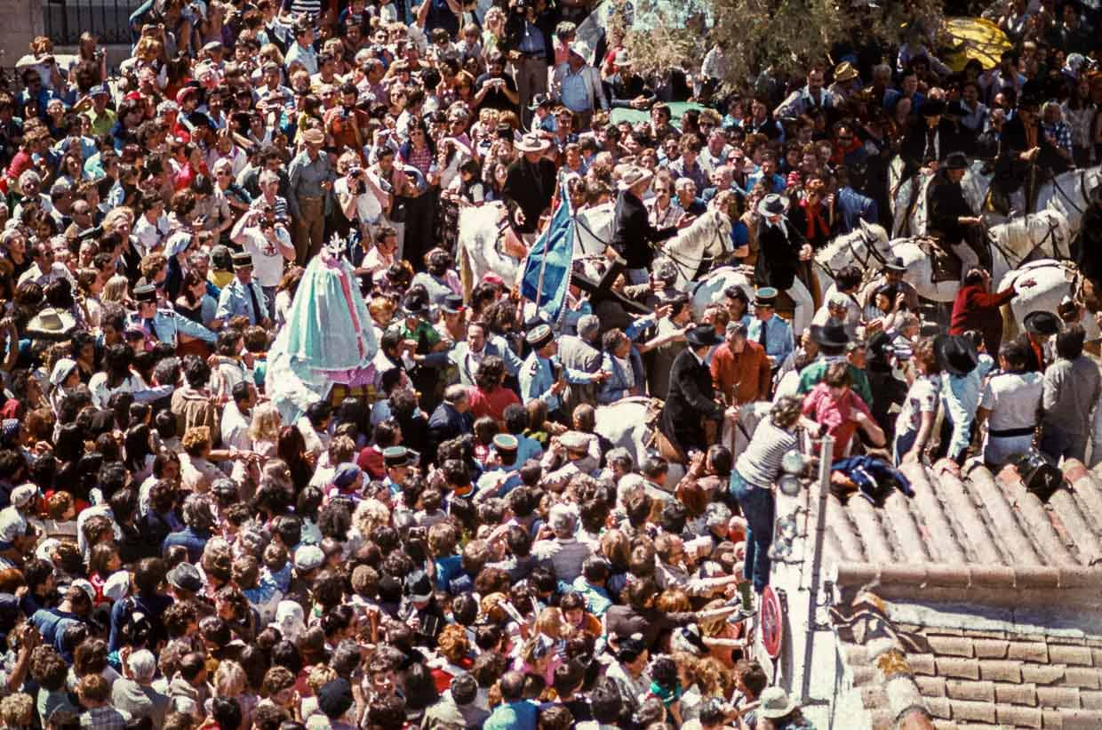 Les cris de "Vive Sainte Sara" résonnent des milliers de fois lors de la procession à travers la ville jusqu'à la plage des Saintes-Maries-de-la-Mer (France) en 1978/ © Photo : Georg Berg