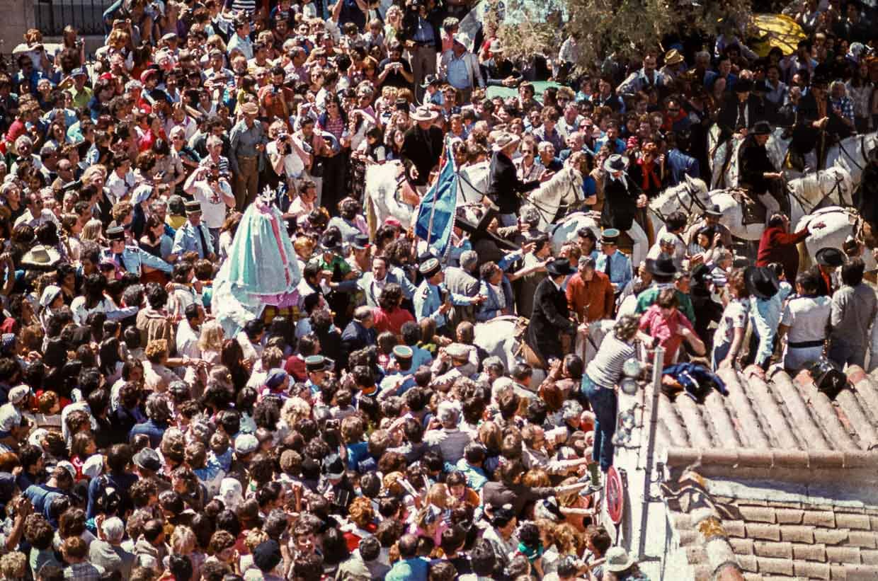 Die Rufe "Vive Sainte Sara" ertönen tausendfach während der Prozession durch die Stadt zum Strand von Saintes-Maries-de-la-Mer (Frankreich) im Jahr 1978 / © Foto: Georg Berg