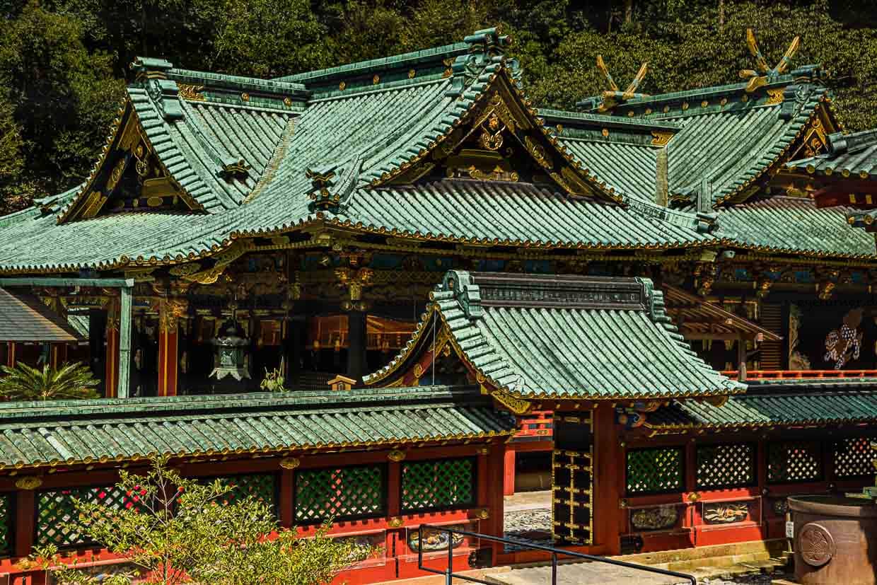 Kunozan Toshogu Shrine in Shizuoka, Japan. The fireproof metal roofs of the buildings are richly decorated / © Photo: Georg Berg