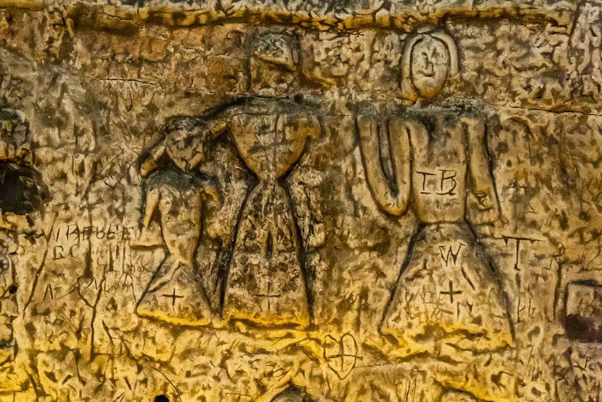 Recent research on the design of the crowns, swords, and costumes in Royston Cave suggests that the carvings were made around the middle of the 13th century / © Photo: Georg Berg