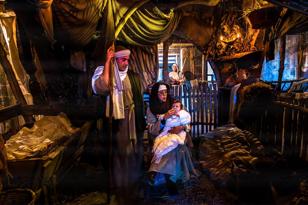 Gtar Grotto. Mary and Joseph with baby Jesus in the Bethlehem village of Għajnsielem on Gozo. The actors are from the village, are a real family and their child was born in 2023 / © Photo: Georg Berg