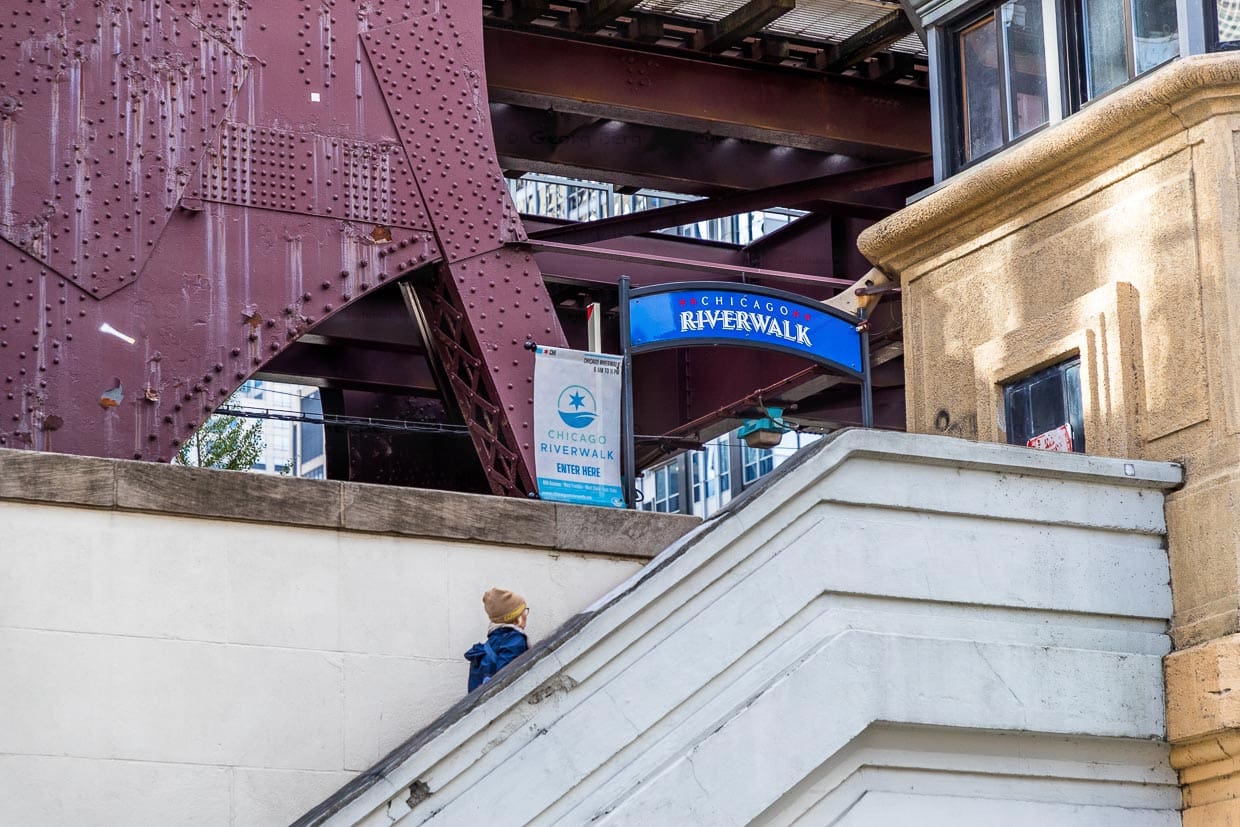 This staircase at Franklin Street and Lake Street is the start of the Chicago Riverwalk / © Photo: Georg Berg