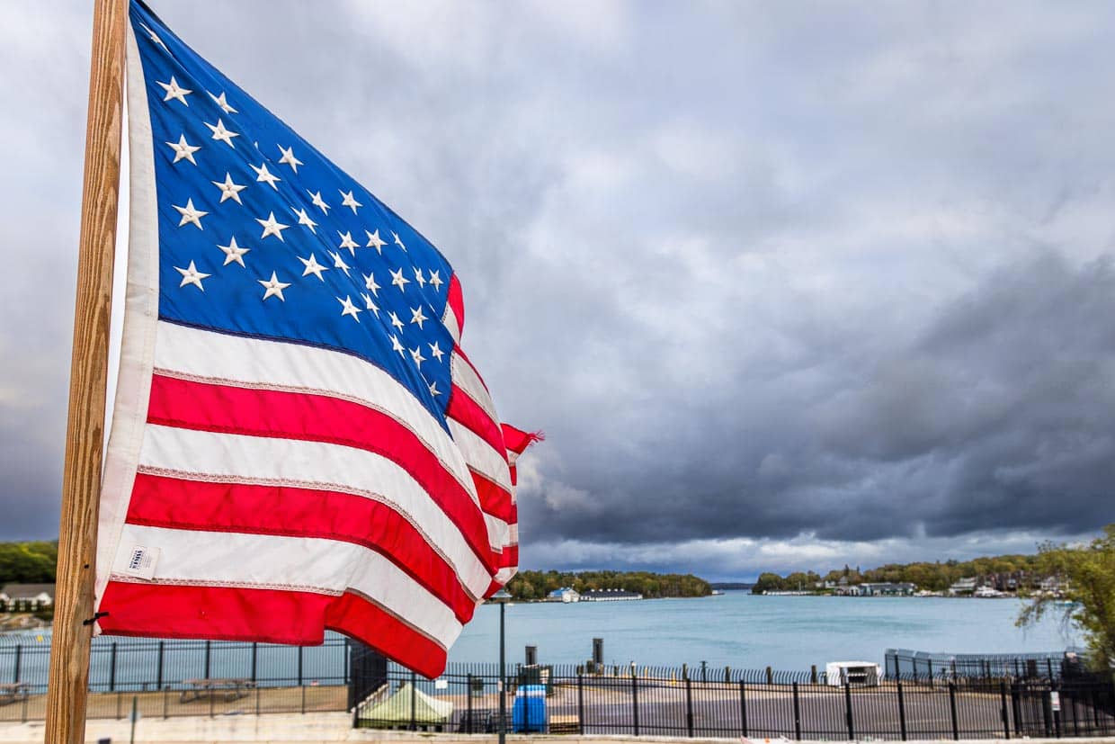 American flag and view of Lake Charlevoix / © Photo: Georg Berg