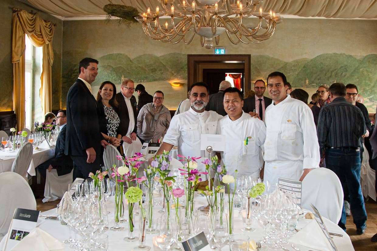 El chef estrella Michelin Vineet Bhatia (i.) con dos colegas / © Foto: Georg Berg