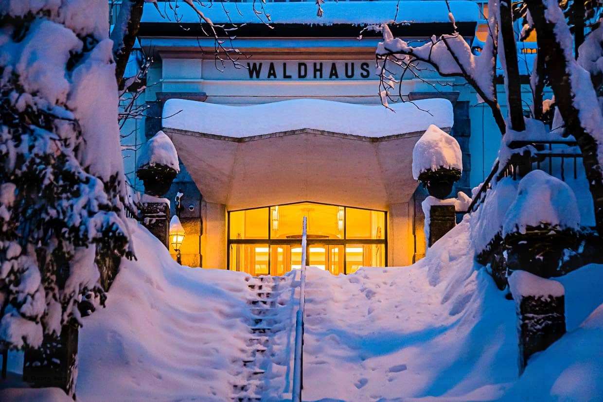 A primera hora de la mañana, se retira la nieve frente al portal de entrada en invierno / © Foto: Georg Berg