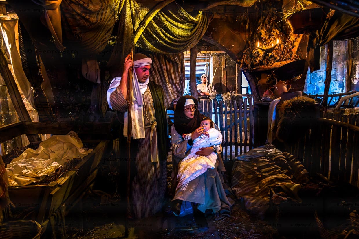 Gruta de Gtar. María y José con el niño Jesús en la aldea de Belén de Għajnsielem, en Gozo. Los actores son del pueblo, son una familia real y su hijo nació en 2023 / © Foto: Georg Berg
