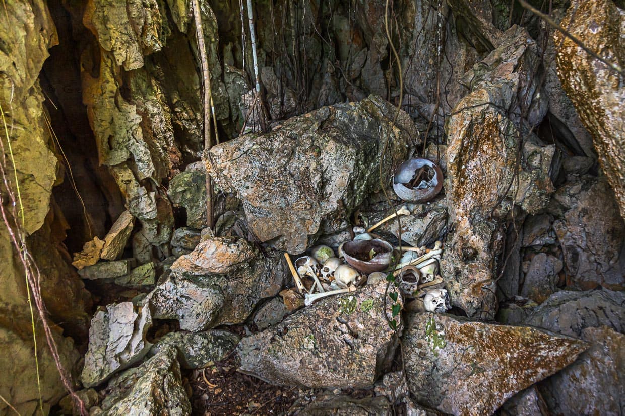 Cráneos y huesos humanos claramente reconocibles en el lugar del culto caníbal / © Foto: Georg Berg