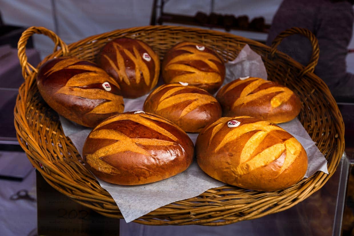 Cuchaule, la reina del Bénichon, es un pan de brioche con azafrán. Se sirve como primer plato en el menú Kilbi junto con mostaza Kilbi / © Foto: Georg Berg.