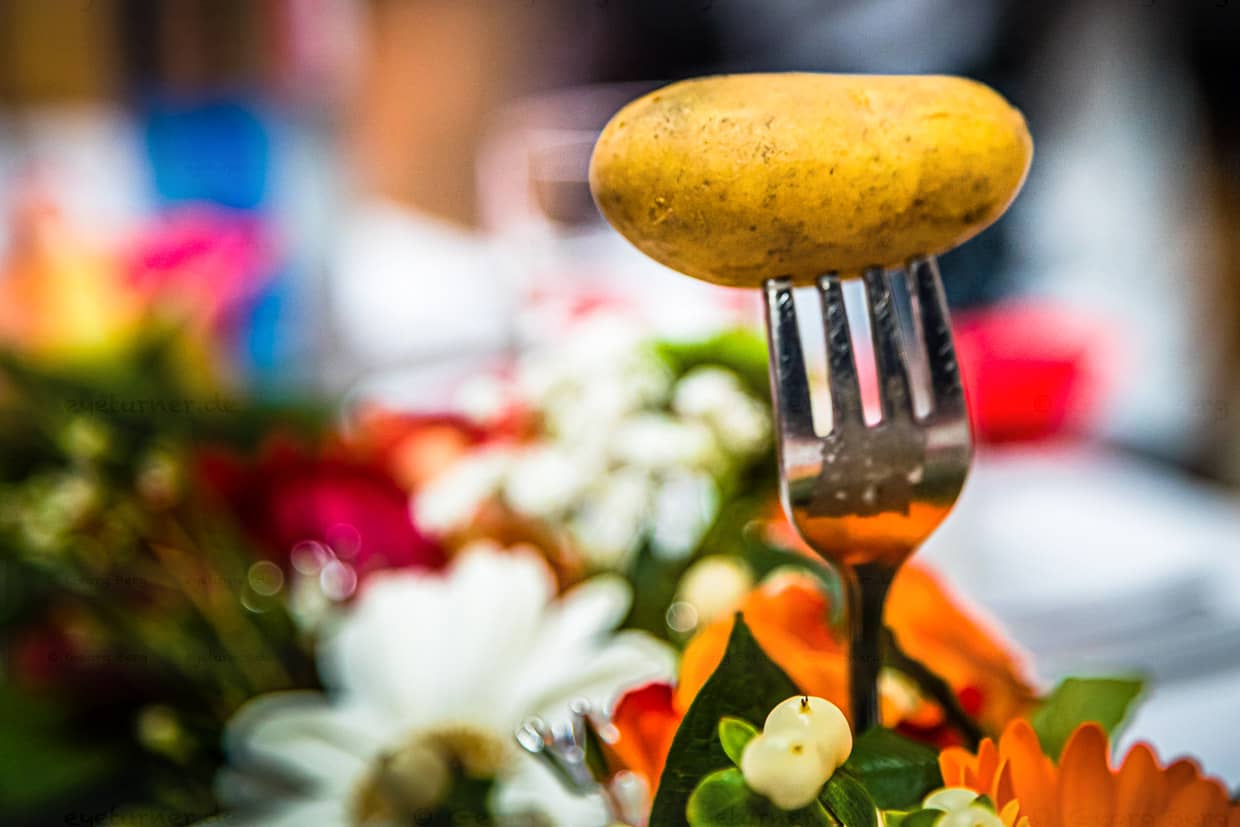 Pomme de terre décorative sur la fourchette / © Photo : Georg Berg