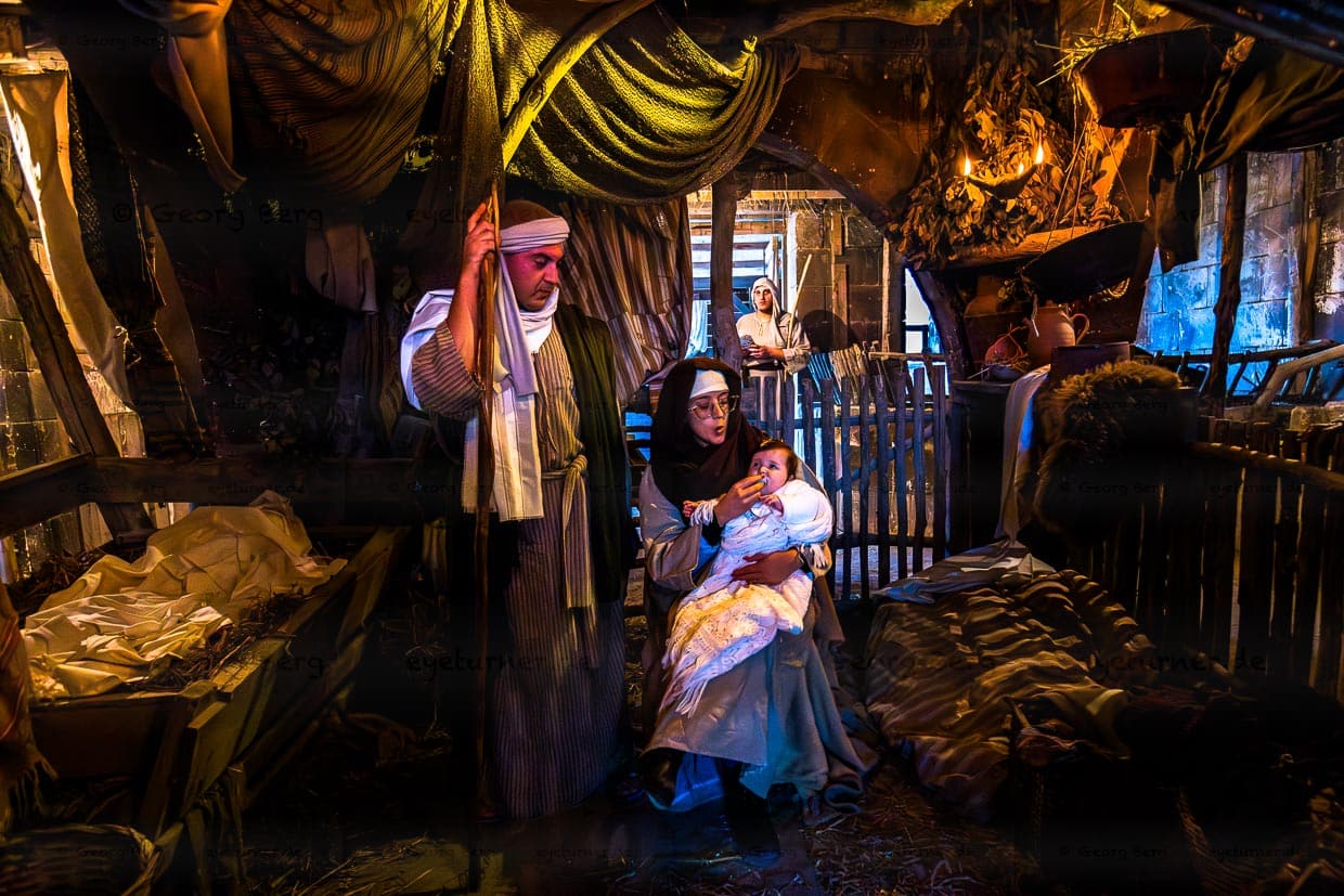 Grotto de Gtar. Marie et Joseph avec l'enfant Jésus dans le village de Bethléem Għajnsielem à Gozo. Les acteurs sont originaires du village, forment une vraie famille et leur enfant est né en 2023 / © Photo : Georg Berg