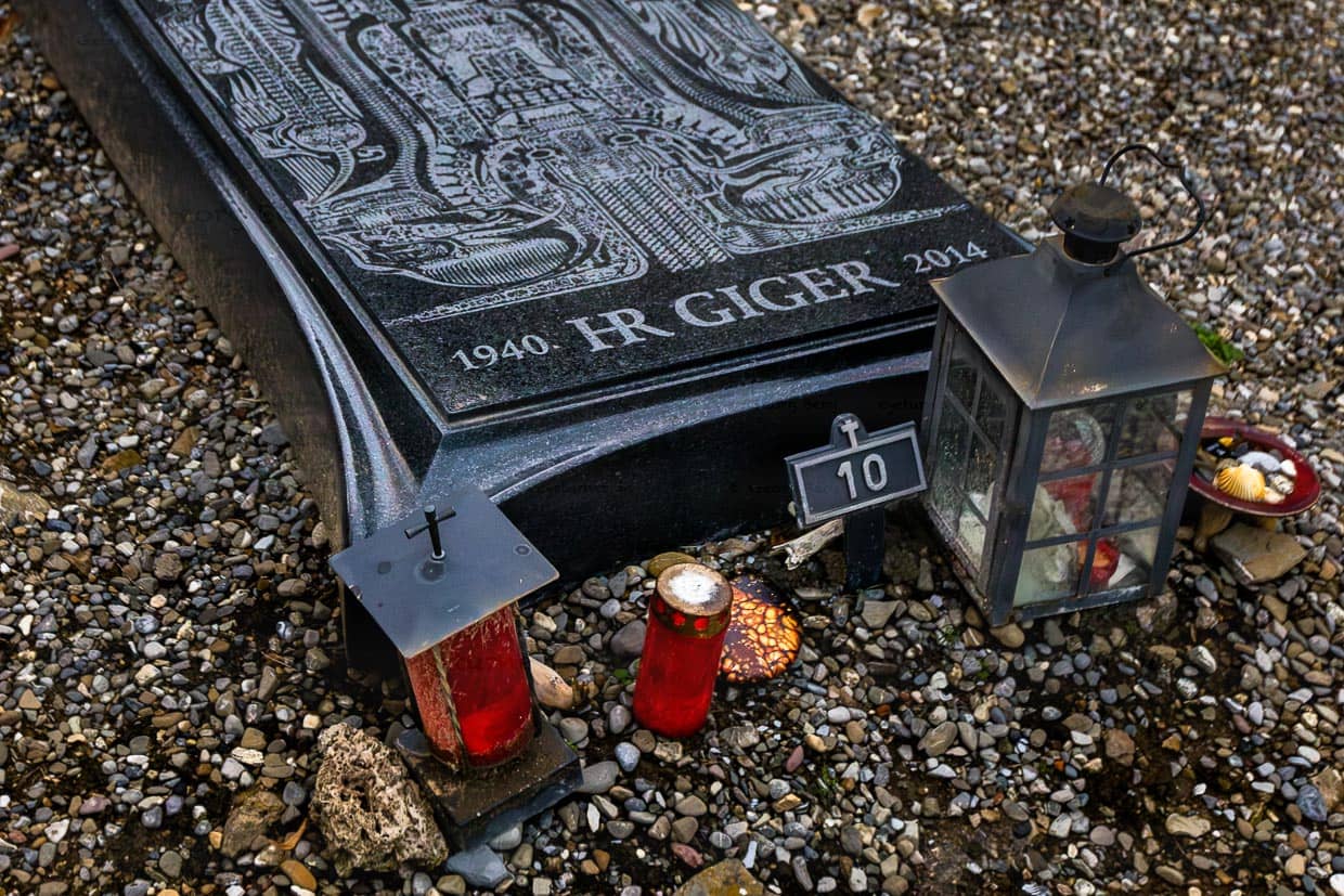 Plaque funéraire HR Giger, 1940 à 2014 au cimetière de Gruyères. La pierre de granit noir porte un motif de la série Biomechanoid, Biomechanical Matrix / © Photo : Georg Berg