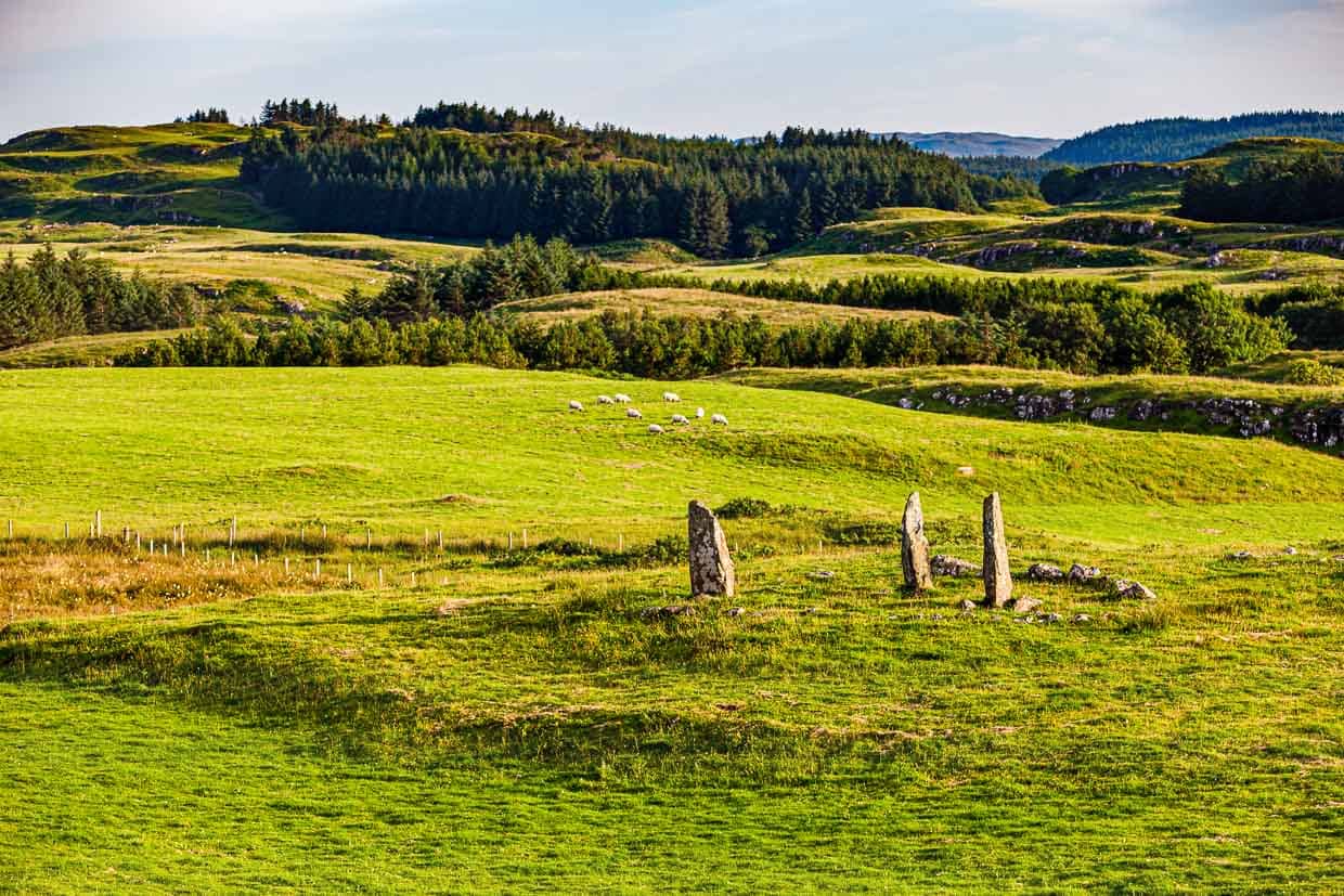 Ein Steinkreis nahe Glengorm Castle auf der Isle of Mull in Schottland. Nicht mehr als ein paar aufrecht stehender Steine auf einer Wiese. Aber ihre Anordnung lässt erahnen, dies ist ein besonderer Ort / © Foto: Georg Berg
