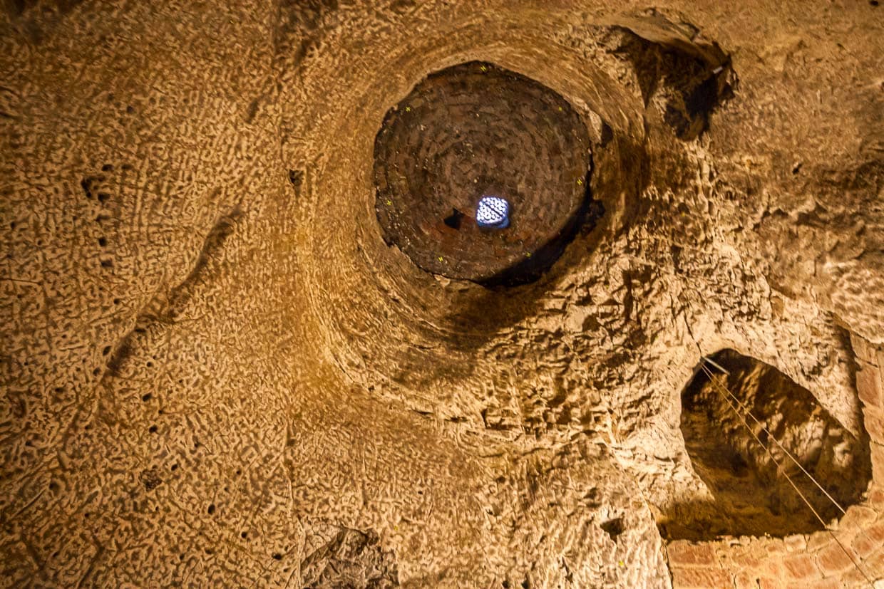 Royston Cave, Blick aus der Höhle nach oben. Der Schacht ist acht Meter tief und endet heute unter einem Kanaldeckel in der Melbourn Street in Royston / © Foto: Georg Berg
