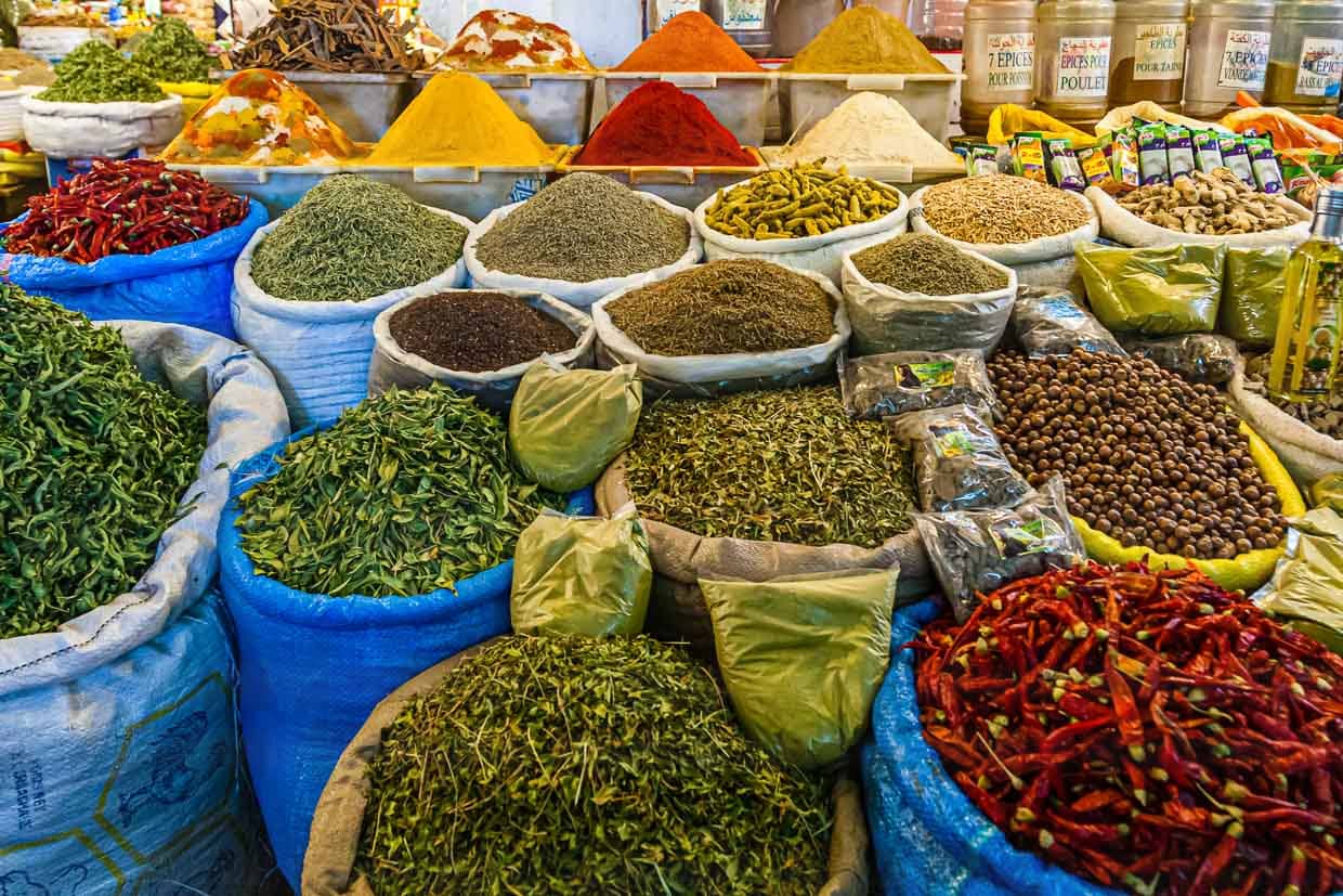 Opulente Gewürzkulisse: ob Zimtrinde, Lorbeerblatt, Gelbwurz oder Chilischote, auf marokkanischen Gewürzmärkten türmen sich die Wohlgerüche / © Foto: Georg Berg