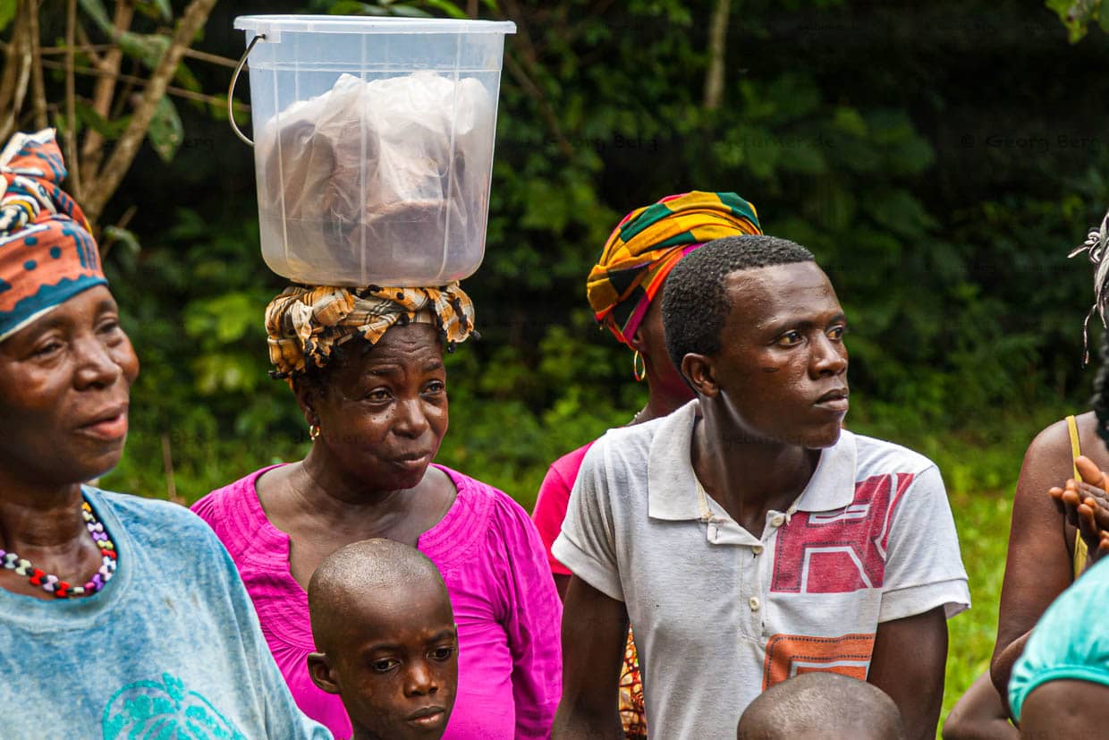 Das Volk der Mende in Sierra Leone ist mit seinen Traditionen verwurzelt. Mit Spannung wird jeder Auftritt erwartet / © Foto: Georg Berg