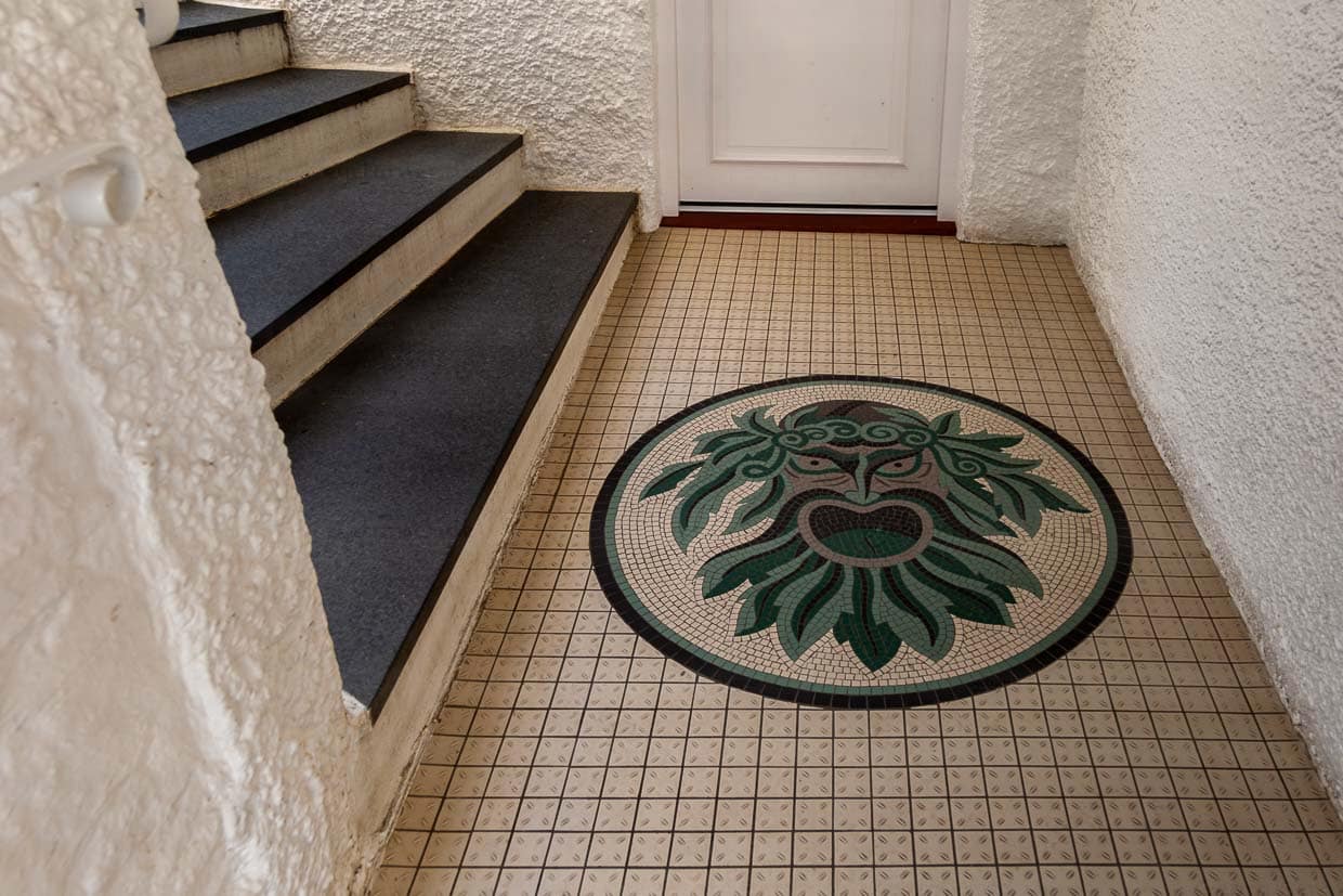 Wiederkehrendes Muster: Die Mosaikfliesen im Eingangsbereich von Tresanton finden sich auch im Licht durchfluteten Restaurant wieder / © Foto: Georg Berg