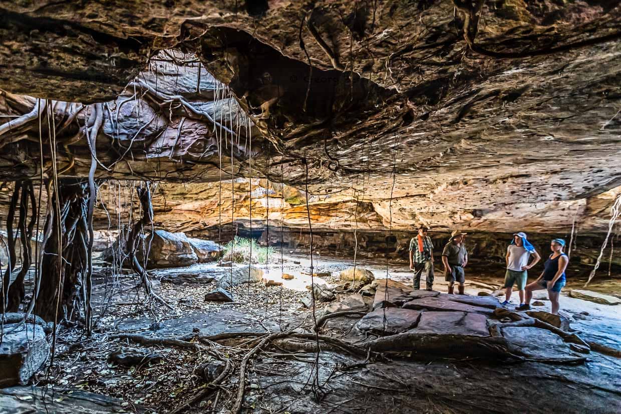 Ehrfürchtig betreten wir die riesige Höhle, in der seit zig Tausend Jahren Menschen wohnen und ihre Toten bestatten / © Foto: Georg Berg