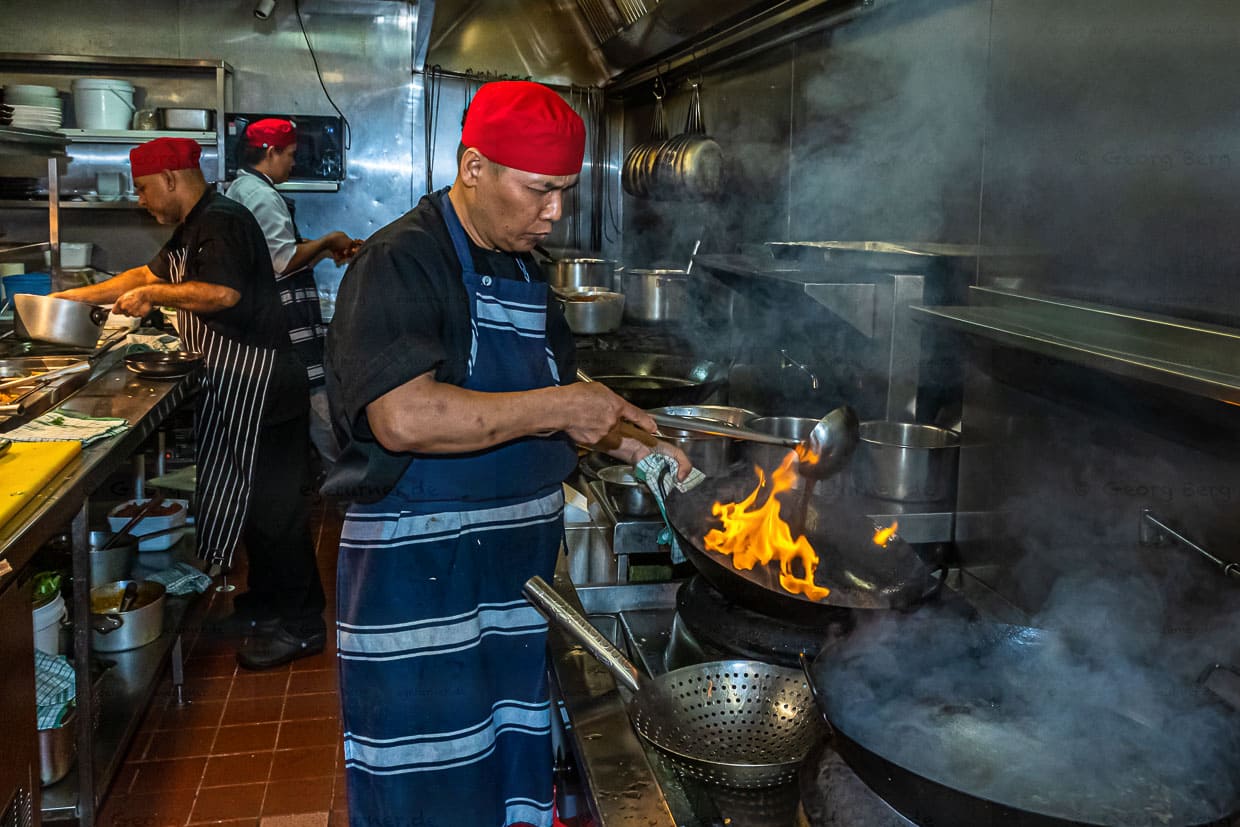 Asiatische Köche, Woks und heiße Zutaten sorgen später am Tisch der Gäste für Geschmacksexplosionen / © Foto: Georg Berg