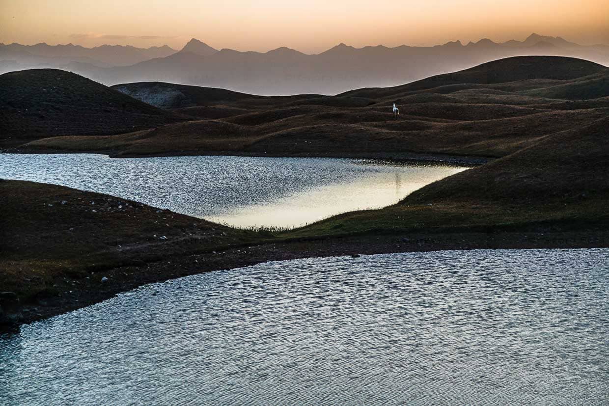 Vorgebirgslandschaft am Fuß des Pik Lenin. Die Berge im Hintergrund gehören zum Tian Shan Gebirge / © Foto: Georg Berg