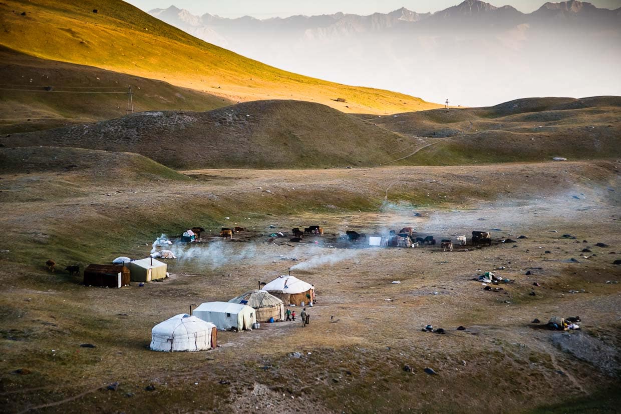 Für die kirgisische Nomadenfamilie am Fuß des Pamirgebirges beginnt ein neuer Tag / © Foto: Georg Berg