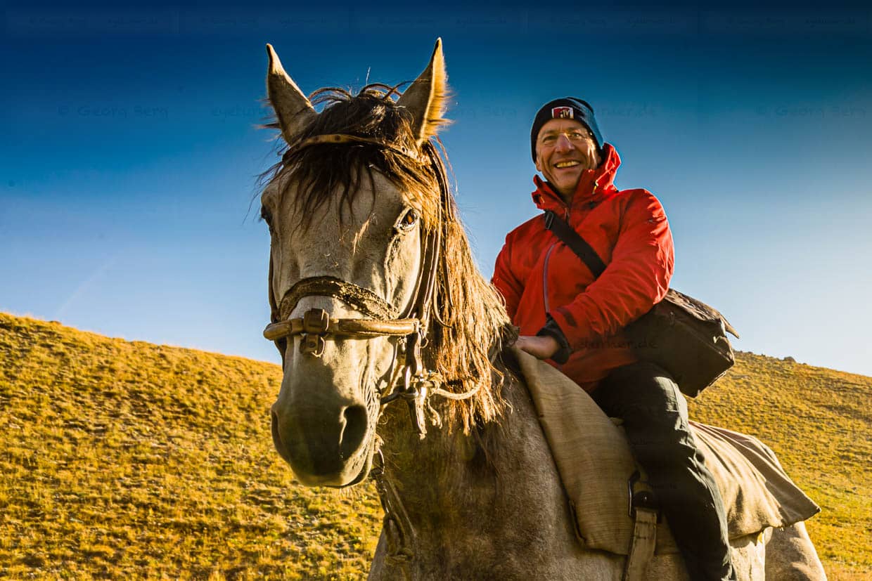 Das höchste Glück der Erde ... liegt auf dem Rücken der Pferde / © Foto: Georg Berg