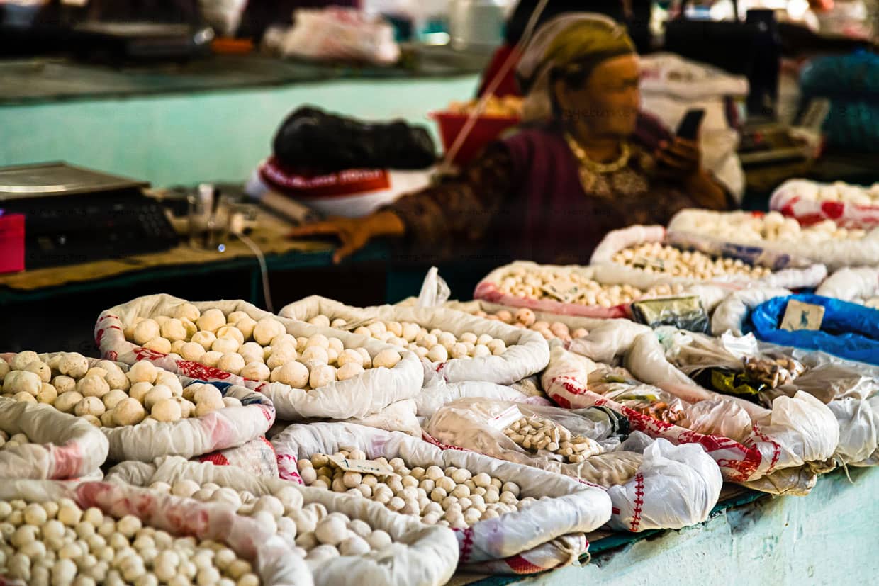 Auf dem Markt in Osch wird eine große Vielfalt von Kurut angeboten. Eine haltbare Verpflegung für den Pamir-Highway. Die harten salzigen Kugeln basieren auf getrockneten Joghurt- oder Sauermilch-Mischungen / © Foto: Georg Berg
