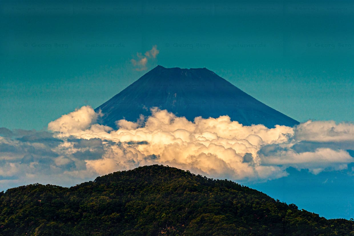 Fuji versteckt sich meist hinter einem Wolkenschleier und wird deshalb in Japan als schüchterne Göttin verehrt / © Foto: Georg Berg