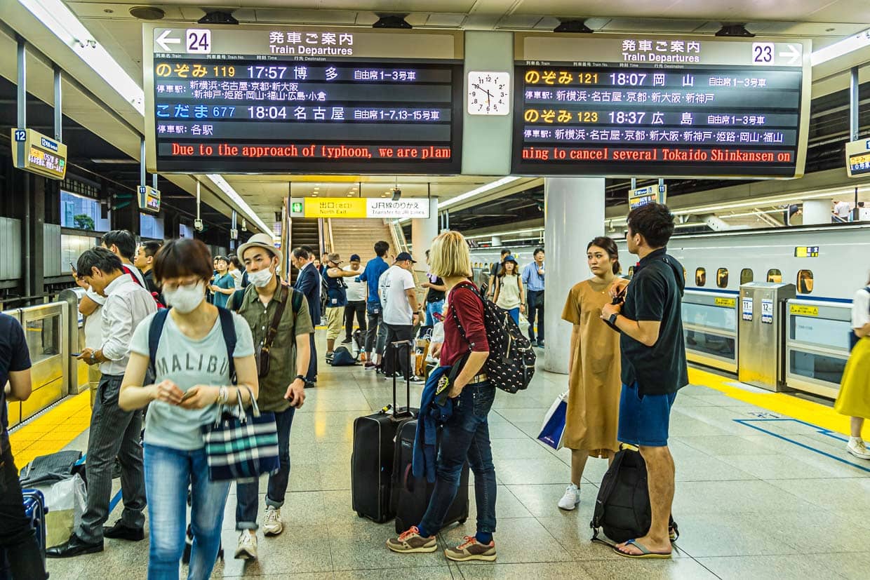 Pünktlich bis zur letzten Abfahrt des Shinkansen. Die Reisenden haben sich seit Tagen auf die Ankunft eines starken Taifuns eingestellt / © Foto: Georg Berg