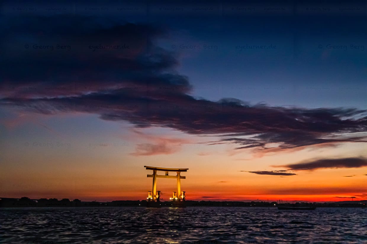 Schrein auf dem Hanama-See in Japan / © Foto: Georg Berg