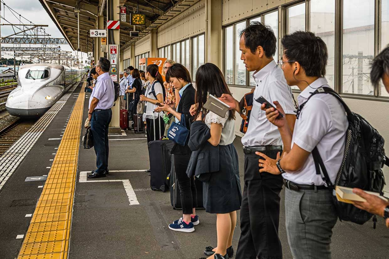 Der Shinkansen hält mit den Türen exakt an den am Bahnsteig markierten Stellen. Es gibt in Japan kein Gedrängel. Man schließt sich den sich bildenden Schlangen an / © Foto: Georg Berg