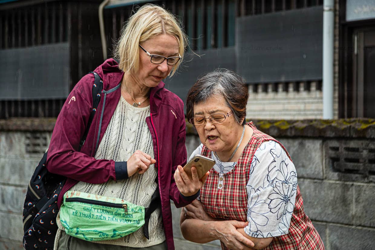 Ein Übersetzungsprogramm erleichtert die Verständigung. So kann ich auf Japanisch nachfragen, ob mir Frau Iyama das Geheimnis ihrer köstlichen Misosuppe verrät / © Foto: Georg Berg