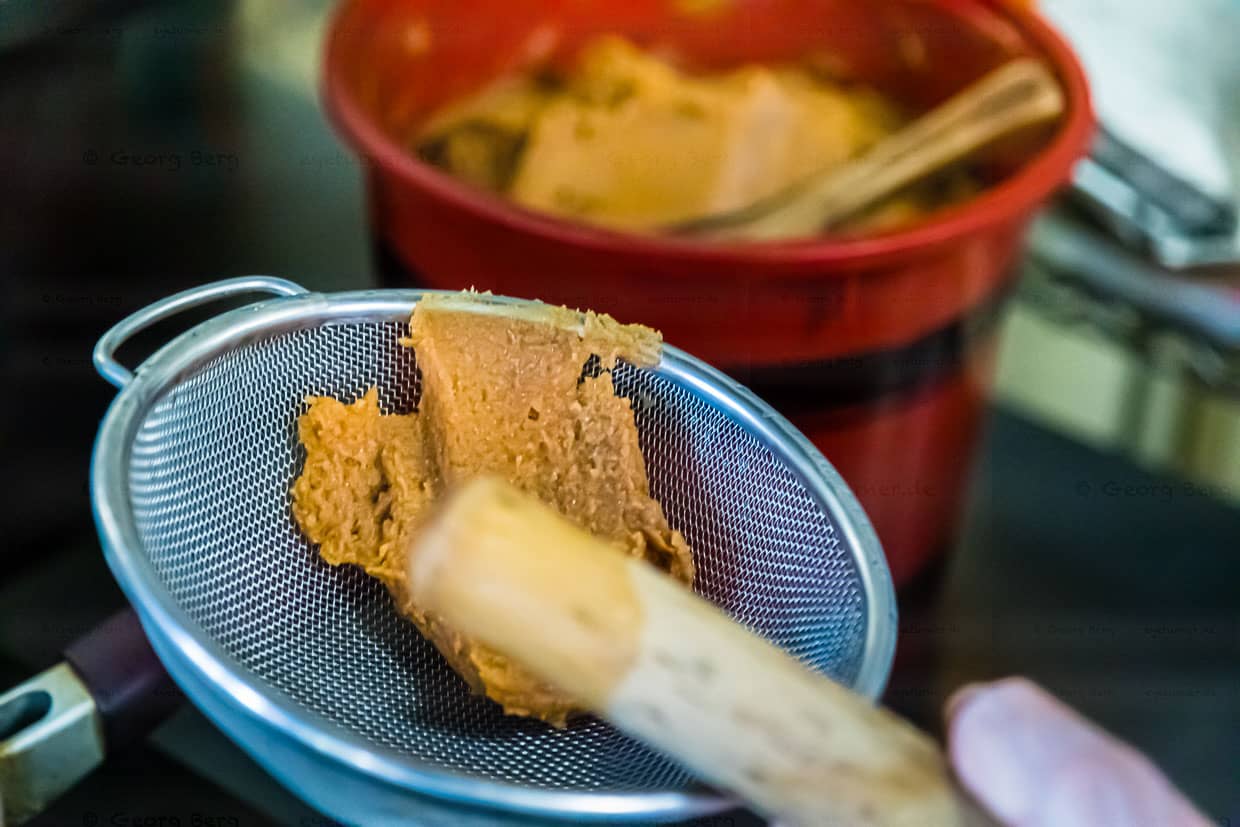 Geschmacksbooster und Namensgeber der Suppe. Erst im dritten Schritt der Zubereitung kommt die Misopaste in die Suppe / © Foto: Georg Berg