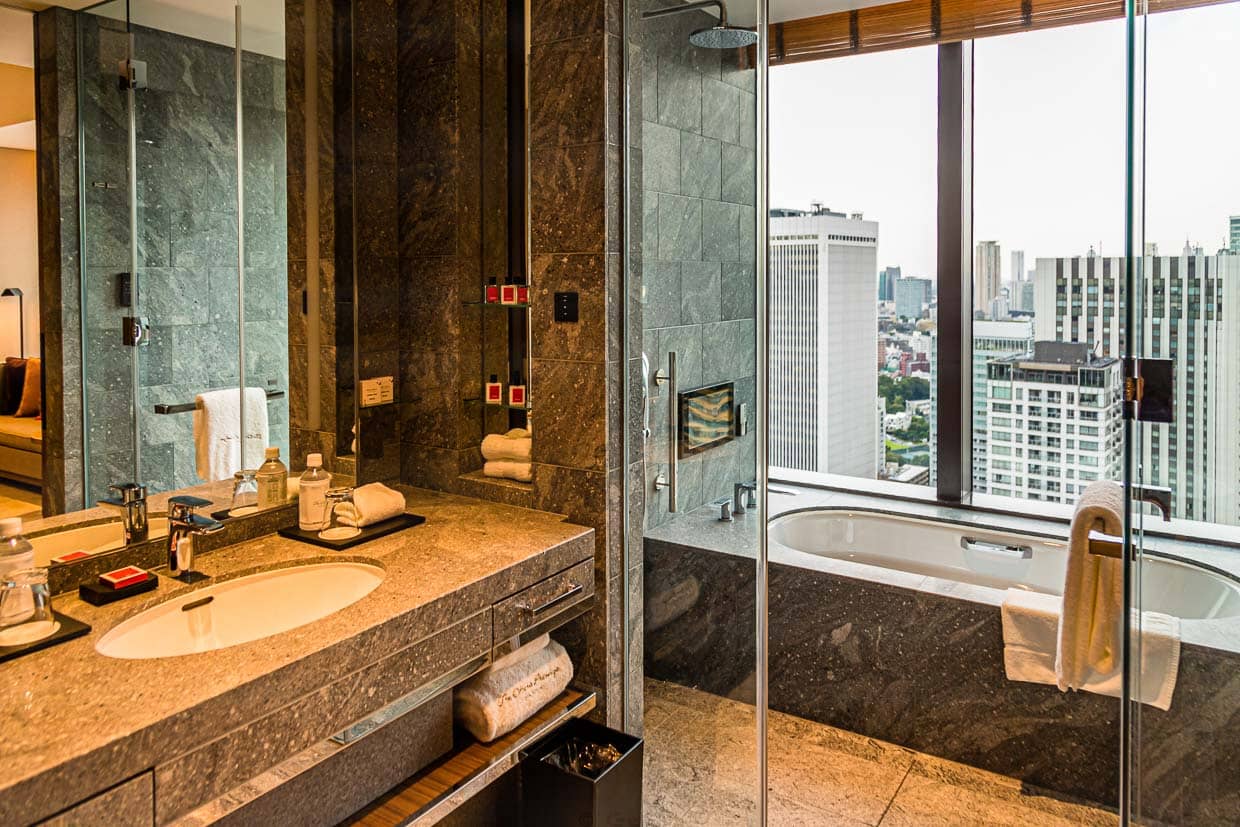 Bad in der Menge - Badezimmer mit Blick auf die Mega-City Tokio / © Foto: Georg Berg