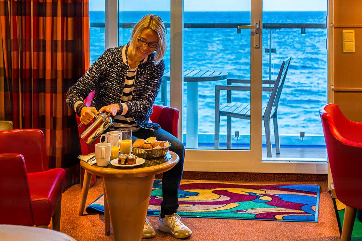 Das Frühstück wird in der luxuriösen Commodore Kabine serviert und kann auch auf dem eigenen Balkon eingenommen werden / © Foto: Georg Berg