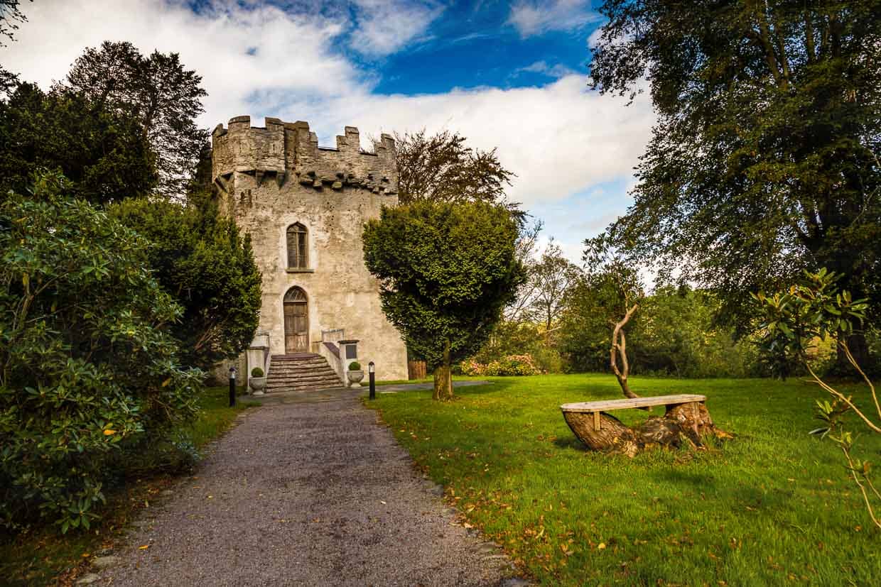 Die eigene Schlossruine Dunloe Castle ist Wohnort des freundlichen Elfs Stewart. Bei kleineren Kindern sehr beliebt ist der Märchenpfad und die Sage von MacThomas und Stewart / © Foto: Georg Berg
