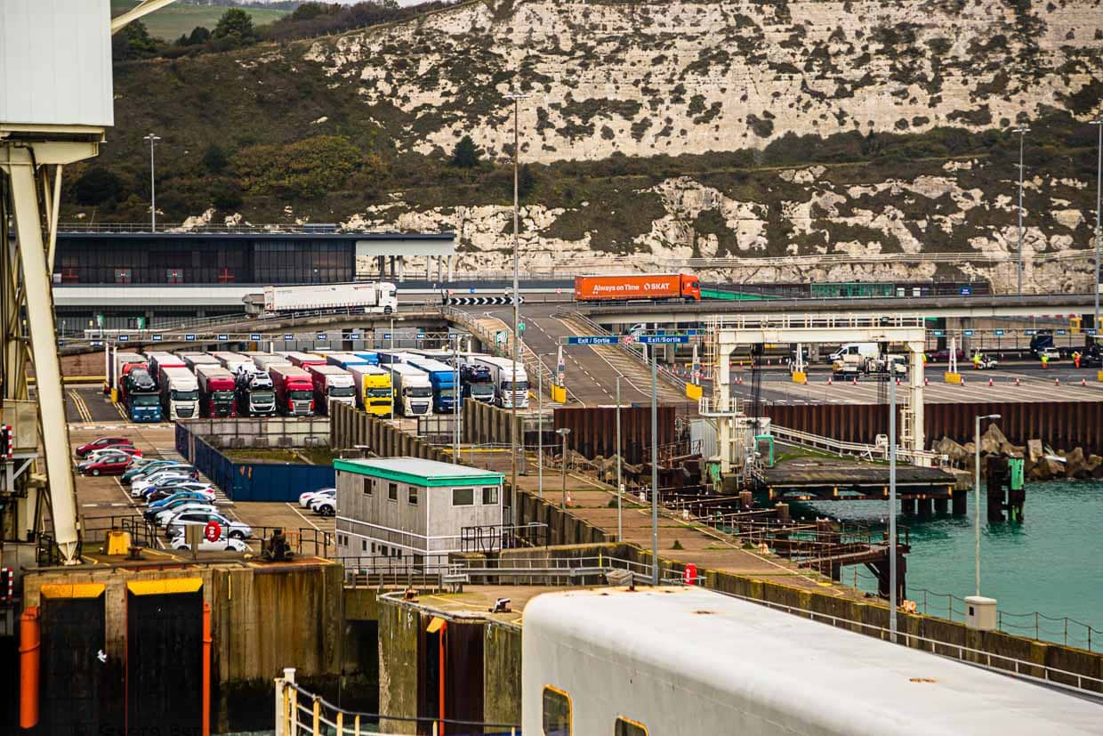 Engpass Dover: Im Hafen gibt es nur wenig Platz zum Ausweichen, wenn der Verkehr durch Zollkontrollen ins Stocken kommt / © Foto: Georg Berg