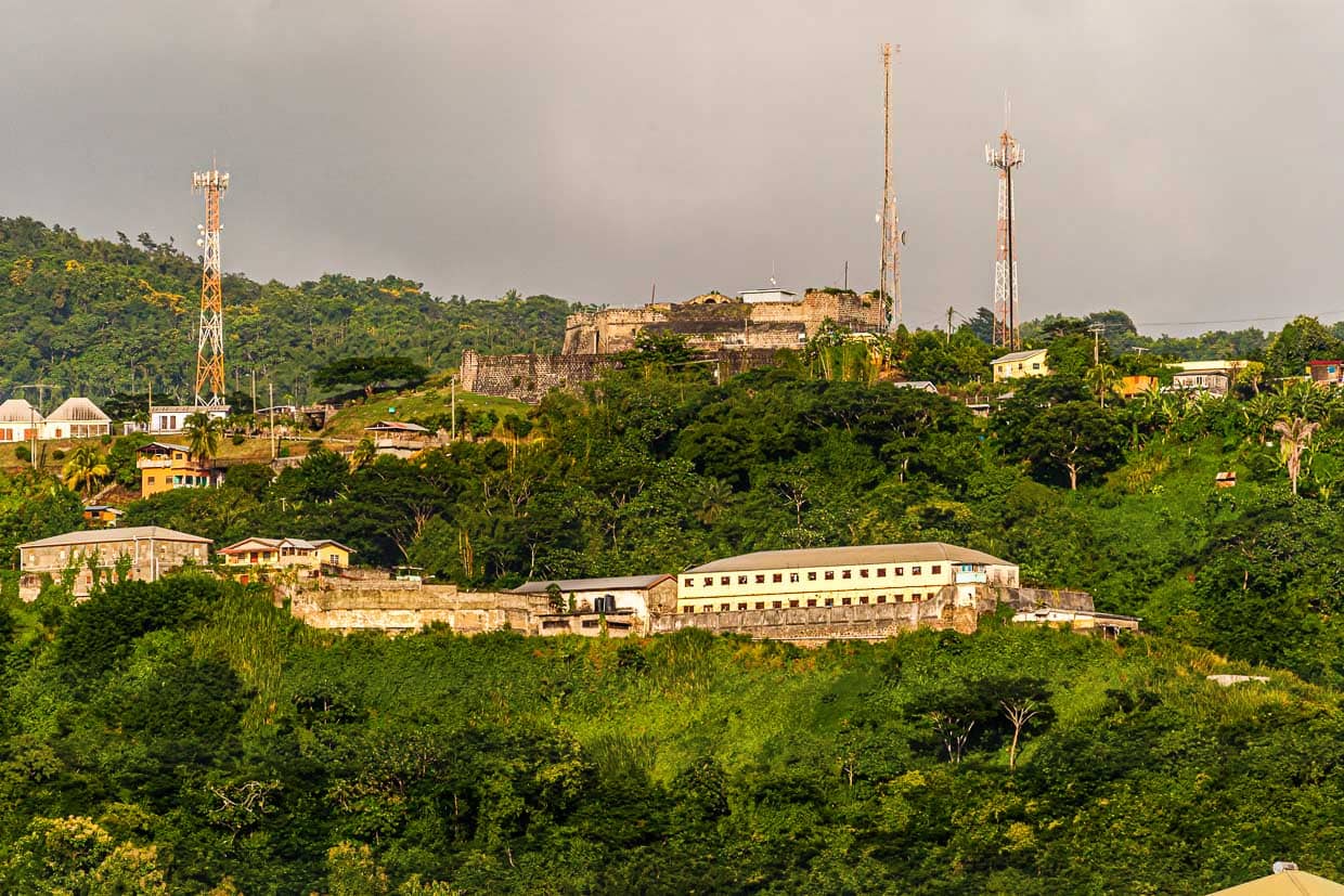 In bester Lage verbüßen ca. 400 Insassen ihre Strafe im Staatsgefängnis von Grenada / © Foto: Georg Berg