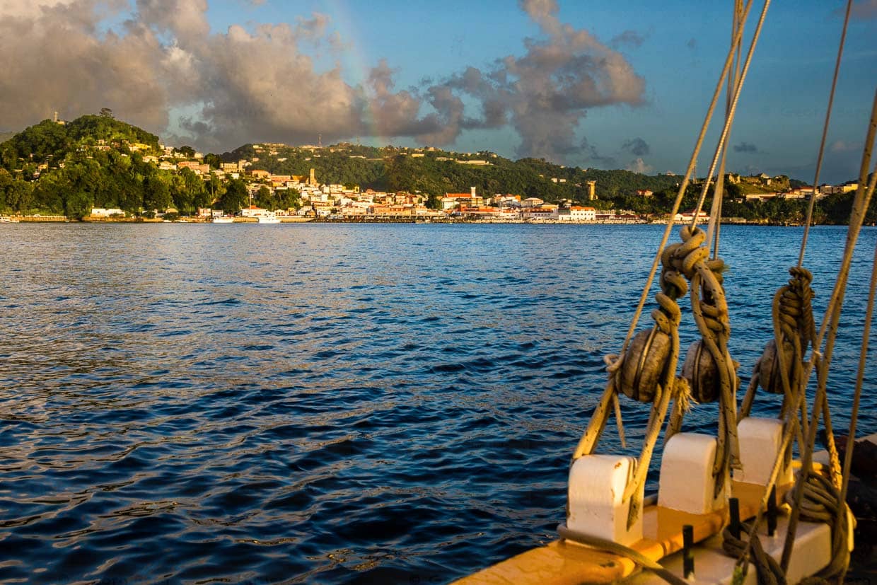 Regenbogen über dem Staatsgefängnis der Karibikinsel Grenada / © Foto: Georg Berg