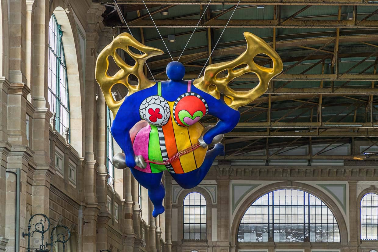 Der mollige Blaue Engel von Niki de Saint Phalle in Zürichs ältestem Bahnhof ist Treffpunkt der Food Tour namens Swiss Classics / © Foto: Georg Berg