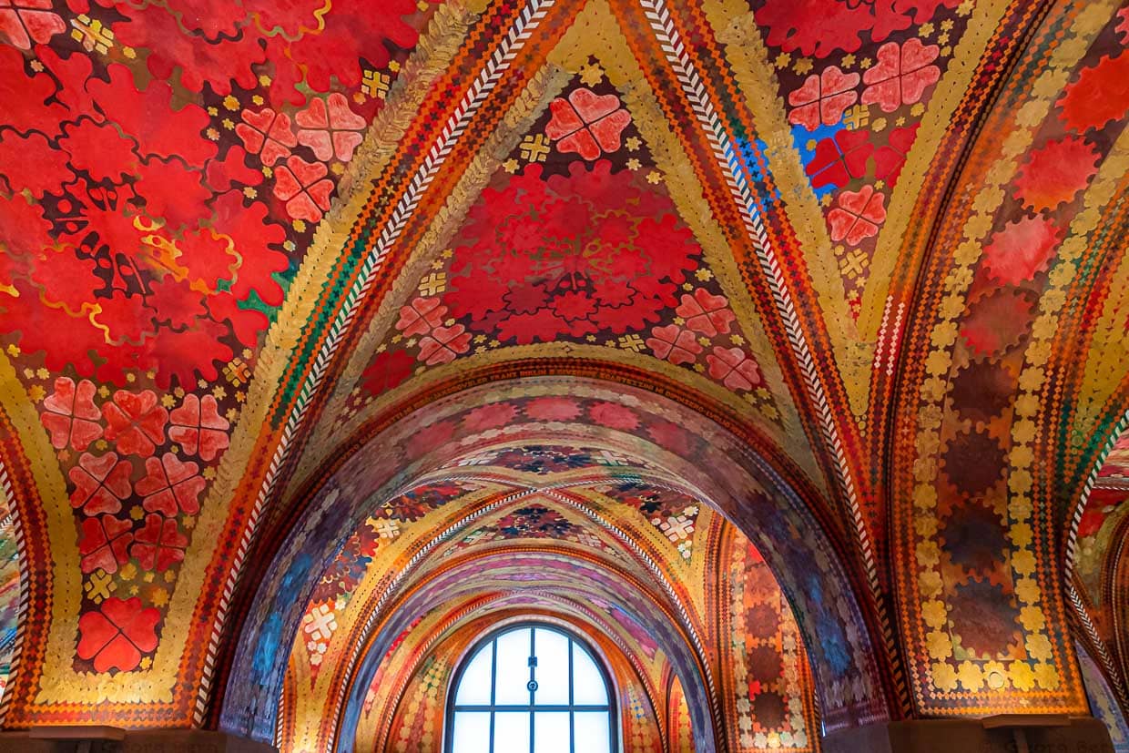Die Giacometti Fresken in der Eingangshalle der Polizeistation bestehen aus unzähligen Blumenornamenten und geometrischen Mustern / © Foto: Georg Berg