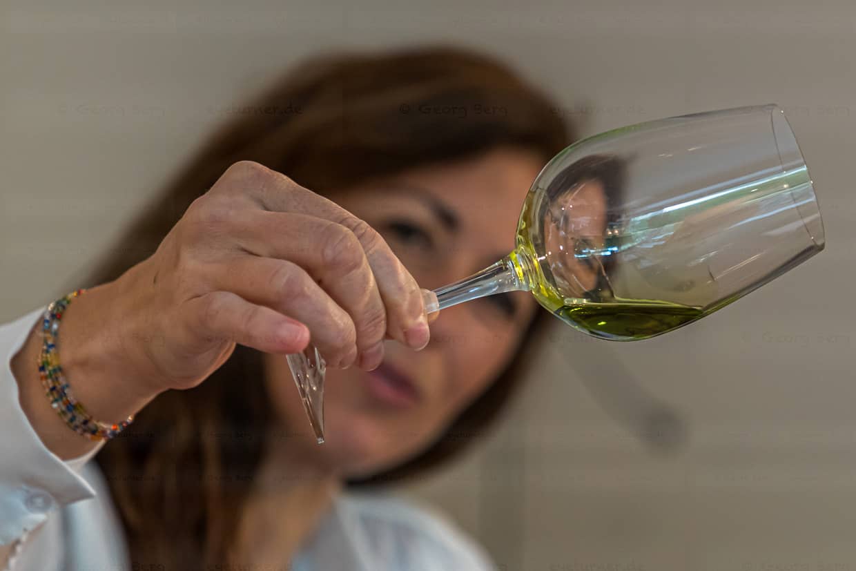 Carmen Sanchez Garcia redet bei Olivenöl der Spitzenklasse stets von Olivensaft / © Foto: Georg Berg