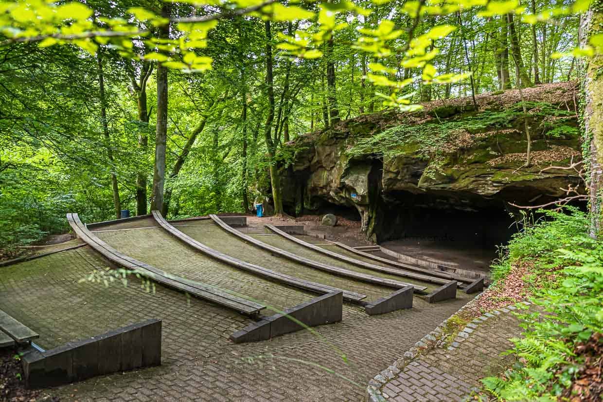 Auch die Bühne des Amphitheaters war früher ein Steinbruch für Mühlsteine / © Foto: Georg Berg